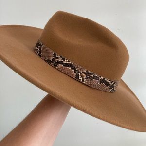 Ranch style hat perfect for the warm weather and transitioning to the fall